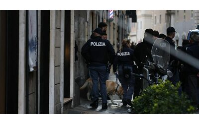 Allarme bomba a Palazzo Grazioli artificieri e cinofili nell ex residenza romana di Berlusconi