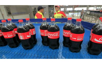 “Allarme clorati nella Coca Cola”: ritirati dal mercato alcuni lotti di lattine e bottiglie di vetro. Ecco cosa sono e perché sono pericolosi per la salute