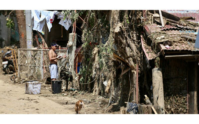 Allarme nelle Filippine per il super tifone Fung wong evacuate un milione di persone raffiche di vento fino a 230 km h