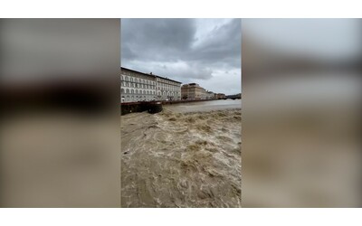Allerta rossa a Firenze per l’Arno, le immagini del fiume ingrossato in città. Il picco atteso nel pomeriggio – Video