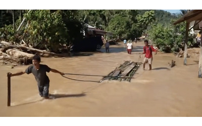 Alluvione in Indonesia l acqua fangosa ricopre l isola di Sumatra si cercano i dispersi