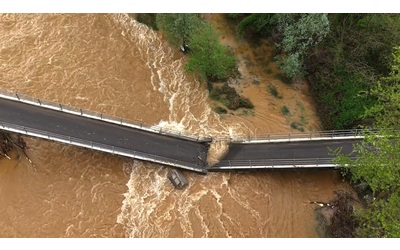 Alluvione nel Biellese, crolla un ponte per le forti piogge: il viadotto spezzato visto dal drone