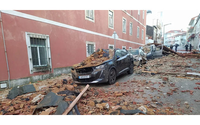 Almeno 5 morti per la tempesta Kristin in Portogallo venti fino a 150 km orari e piogge torrenziali allerta anche in Spagna