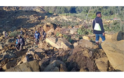 Almeno 670 morti per una frana in Papua Nuova Guinea: “Interi villaggi sepolti da fango e detriti”