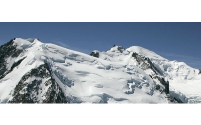 Alpinista italiano morto sul versante francese del Monte Bianco: travolto da un blocco di ghiaccio
