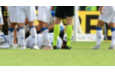 “Alzati e cammina”, il gesto d’aiuto tra calciatori mal interpretato: finisce a calci, schiaffi in faccia e turni di squalifica