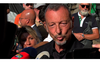 Amadeus omaggia Pippo Baudo: “Non esistono eredi, l’unico che può fare varietà oggi è Fiorello”. E racconta un aneddoto