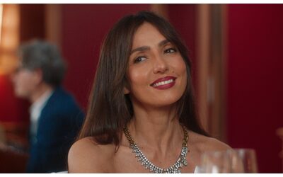 Ambra Angiolini: “Da piccola battezzavo materassi, avevo il terrore di fare la pipì a letto. Oggi ho ancora paura del buio. Mio figlio coi social è il Conte Dracula”