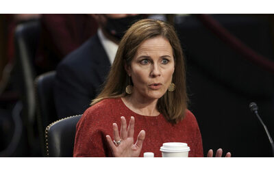 Amy Coney Barrett, chi è la giudice della Corte Suprema scelta da Trump e ora prima nemica dei Repubblicani