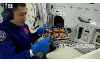 Anche nello spazio si fa il barbecue: così gli astronauti gustano alette di pollo e bistecche