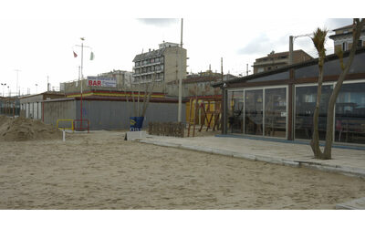 Ancona, anziano di 77 anni bacia una bambina di 12: aggredito e picchiato dalla famiglia