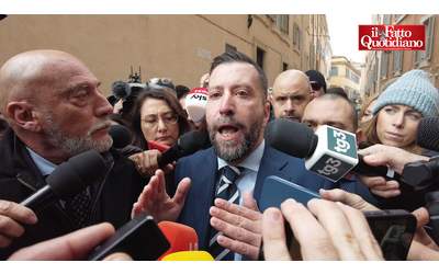 Ancora chiedete se siamo fascisti e quindi e CasaPound resta fuori dalla porta alla Camera Il faccia a faccia con Magi e il poster di Matteotti la ressa dei giornalisti l occupazione della sala il racconto della mattinata