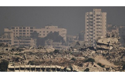 Ancora raid israeliani su Gaza: almeno 20 palestinesi uccisi. Un’intera famiglia sterminata a Khan Younis. Nuove proteste dei parenti degli ostaggi
