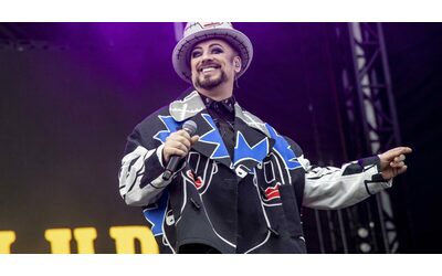 “Andavo nei negozi e compravo 25 pezzi della stessa cosa, ma in colori diversi. E poi li ritrovavo nel mio armadio con le etichette ancora attaccate. Periodo un po’ folle, oggi sono parsimonioso”: così Boy George