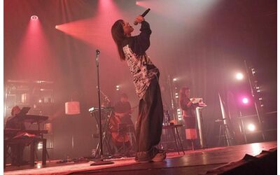 Angelina Mango riappare sul palco dopo un lungo silenzio ma lo fa in punta di piedi la scaletta e il video