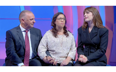 Annalisa commossa a C’è Posta per Te: “Mi sento molto piccola vicino a voi, ho ascoltato la vostra storia, questa lettera, dice che siete dei genitori incredibili”