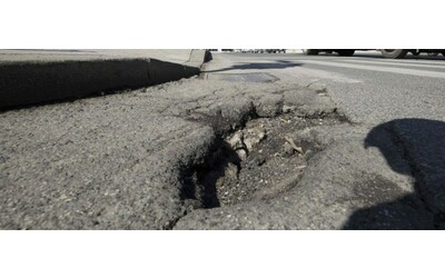 Anziano muore cadendo dalla bici a causa di una buca a processo per omicidio colposo l ex sindaco e dirigente comunale