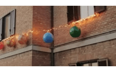 Appendono 5 palle al balcone come addobbo di Natale i vicini li denunciano in tribunale Sembrano pi addobbi da compleanno che natalizi