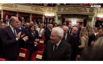Applausi e pubblico in piedi per Mattarella al concerto per gli 80 anni della riapertura della Scala dopo i bombardamenti del ’43