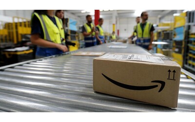 Aprono un pacco Amazon e ci trovano dentro più di 6000 euro in contanti: “Era un reso, forse hanno sbagliato”. È giallo