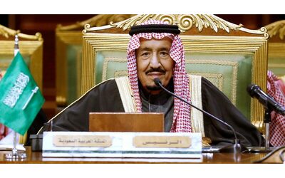 Arabia Saudita, il re Salman sta male: “Ha un’infezione polmonare”. Mbs rinvia il viaggio in Giappone