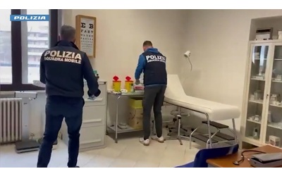 Arezzo in coma dopo trapianti di capelli in studio non autorizzato denunciato medico e collaboratrice