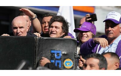 Argentina, i manifestanti lanciano pietre e bottiglie contro il presidente Javier Milei durante un evento pubblico