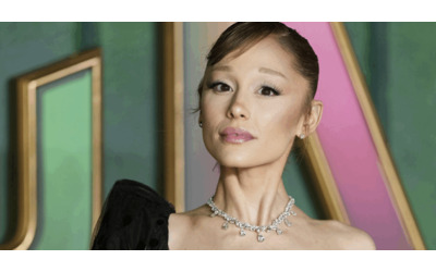 Ariana Grande aggredita ecco chi l uomo che ha fatto irruzione sul red carpet e non la prima volta