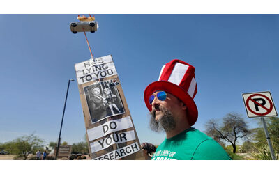 Arizona, protesta contro Musk davanti alla concessionaria Tesla: “Si è comprato l’accesso alla Casa Bianca”