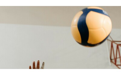 Arrestato allenatore 30enne di pallavolo: è accusato di violenza sessuale su atlete 13enni