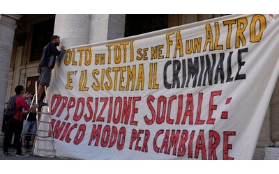Arresto di Toti, a Genova nuovo presidio di Usb e Potere al Popolo per chiedere le dimissioni: “Emerso il marcio di un sistema”