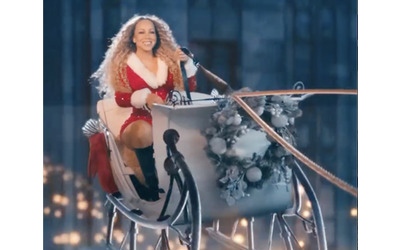 “È arrivato il momento!”: Mariah Carey come ogni anno apre le danze di “All I Want For Christmas Is You”. A Las Vegas da novembre lo show del Natale – VIDEO