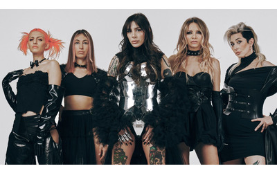 Ascolta compra mangia caga lavora divertiti poco lamentati tanto ma dietro un telefono le Bambole di Pezza a Sanremo 2026