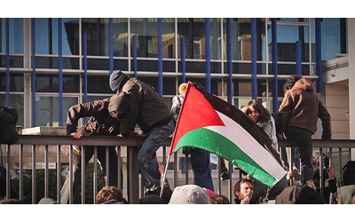 Assalto alla redazione della Stampa cori Pro Pal tra devastazione e minacce Foto La condanna di Mattarella e Meloni