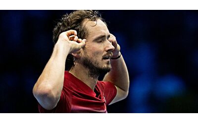 Atp Finals, campanello d’allarme per Sinner: Medvedev batte De Minaur, cosa cambia con la rinascita del russo