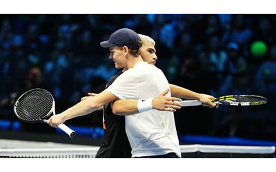 Atp Finals l abbraccio tra Sinner e Alcaraz prima della finale a Torino Video