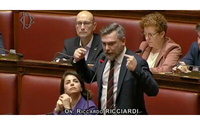 Attacchi russi a Mattarella, ovazione alla Camera per il Presidente. Critiche dal M5s: “Noi non avremmo fatto quel passaggio”