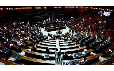 Attacco alla Flotilla: M5s, Avs e Pd occupano i banchi del governo alla Camera