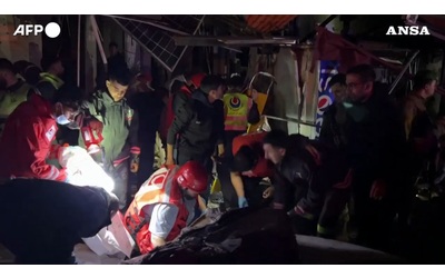 Attacco israeliano in Libano mentre gli Usa concordano il cessate il fuoco con l’Iran: otto morti e 22 feriti – Video