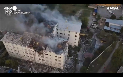 Attacco russo con droni sulla città di Kharkiv: il video degli edifici bombardati