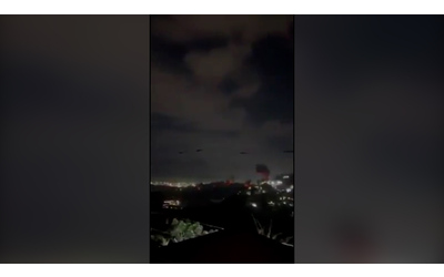 Attacco Usa al Venezuela elicotteri e aerei Usa volano a bassa a su Caracas il video