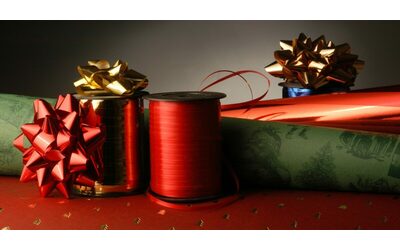Attenzione alla carta che usate per impacchettare i regali di Natale: “Fatta con plastica e lamine metalliche, ecco quanto è dannosa per l’ambiente”