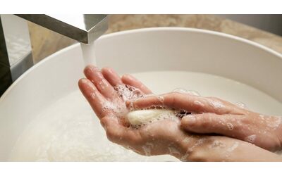 “Attenzione alle saponette profumate e colorate, si rischiano allergie e dermatiti”: dalla rosa a limone, cannella e agrumi, ecco le profumazioni a cui stare attenti