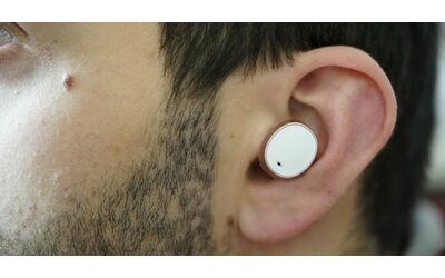 “Attenzione, le cuffie con cancellazione del rumore stanno riprogrammando il tuo cervello. E si rischia di perdere l’udito”: l’allarme dei medici