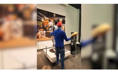 Attivista per il clima lancia una torta in faccia a un robot di Tesla in segno di protesta – Video