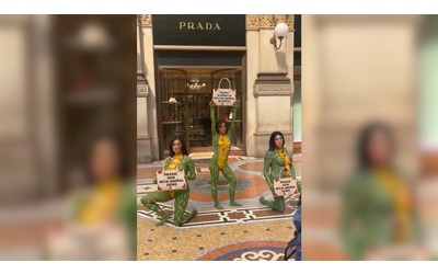Attiviste “insanguinate” e col corpo dipinto da serpente, l’azione di Peta al negozio di Prada: “Stop pelli di animali selvatici”