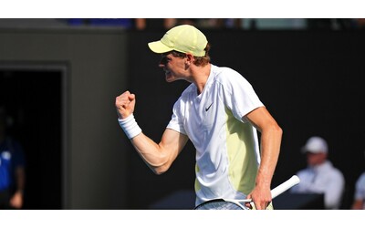 Australian Open, Sinner va oltre i problemi fisici e batte Rune. La 18esima vittoria di fila in uno Slam gli regala i quarti