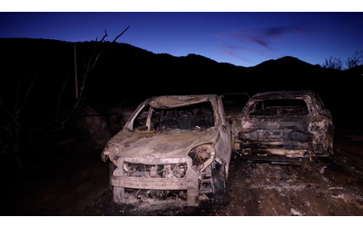 Auto carbonizzate nel violento incendio a Villasimius: quel che resta dopo le fiamme – Video