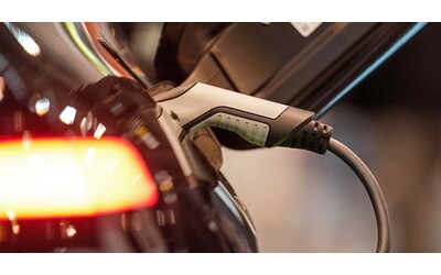 Auto elettrica, senza incentivi sei italiani su dieci rinuncerebbero all’acquisto