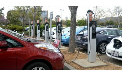 Auto elettriche, l’Ue adesso pensa alla marcia indietro sul 2035: “Sì anche alle ibride”